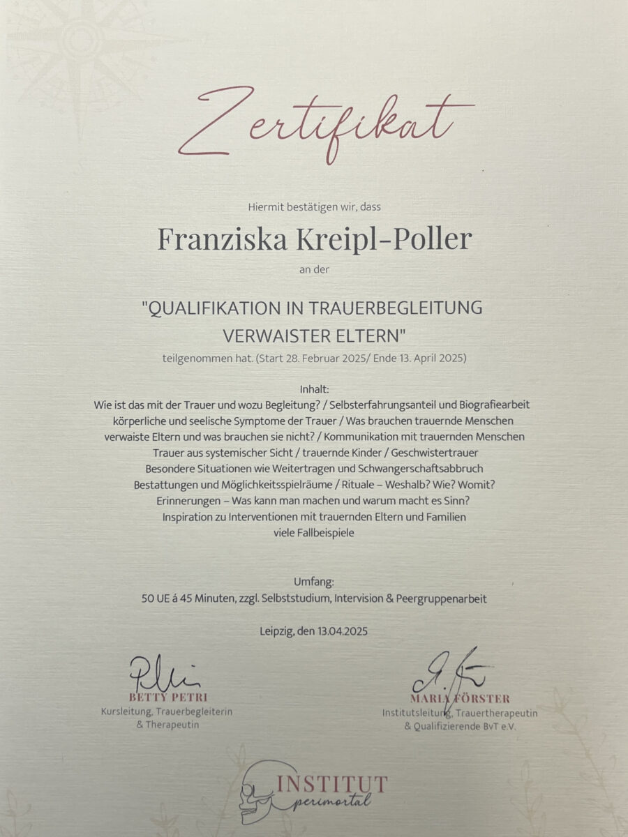 Zertifikat über die erfolgreiche Teilnahme an der Weiterbildung „Qualifikation in Trauerbegleitung verwaister Eltern“ am Institut Perimortal in Leipzig. Die Ausbildung vermittelt fundiertes Wissen über Trauerprozesse, Rituale und die Begleitung von Familien nach dem Verlust eines Kindes.